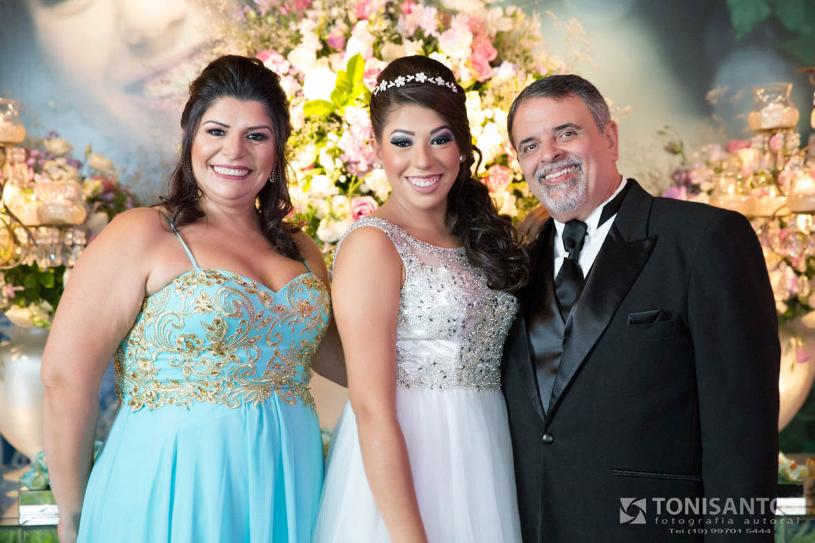FOTOGRAFIA DE 15 ANOS COM A DEBUTANTE COM SEUS PAIS NA KRATOS EVENTOS EM VINHEDO SAO PAULO SP
