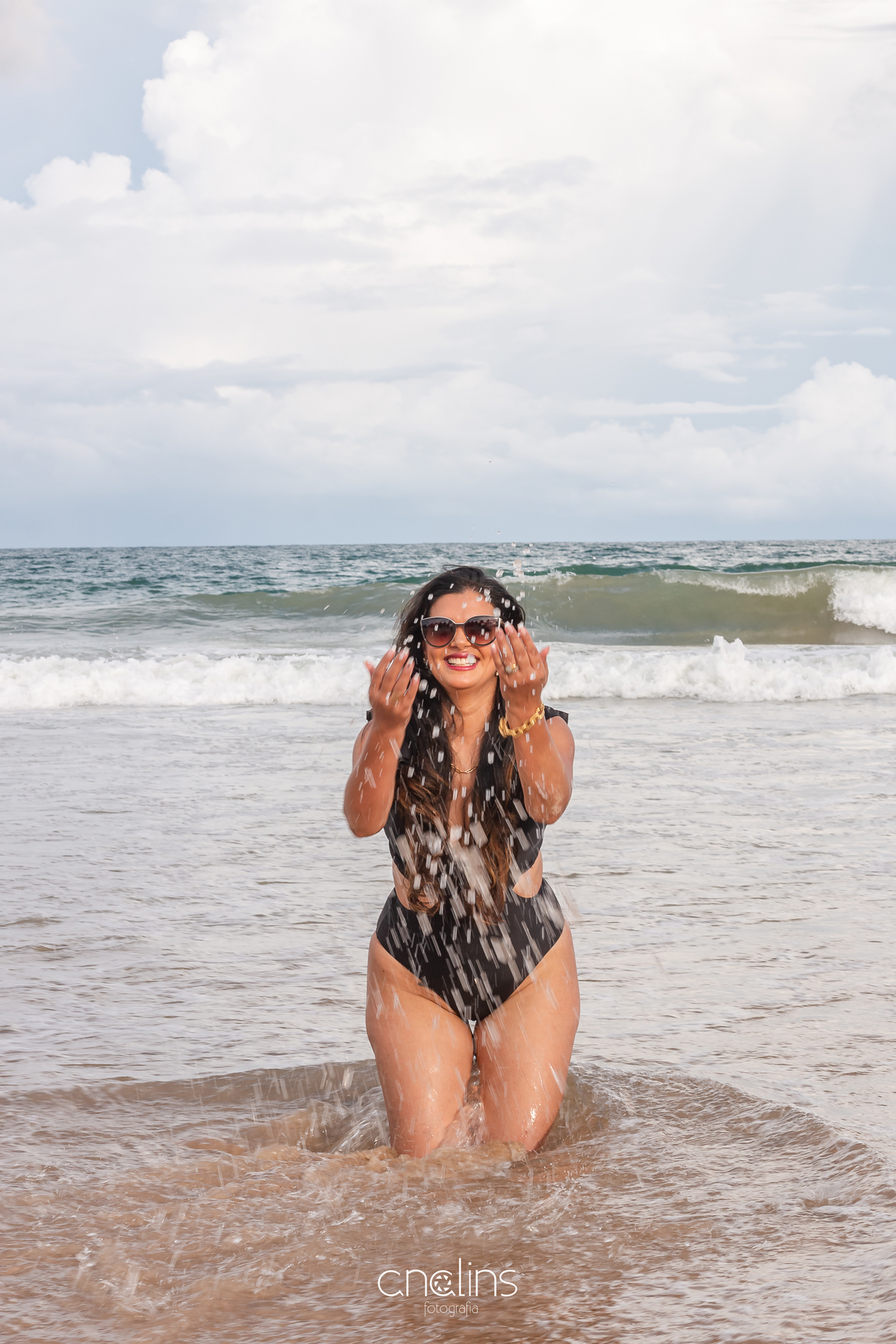 pose de foto jogando água do mar