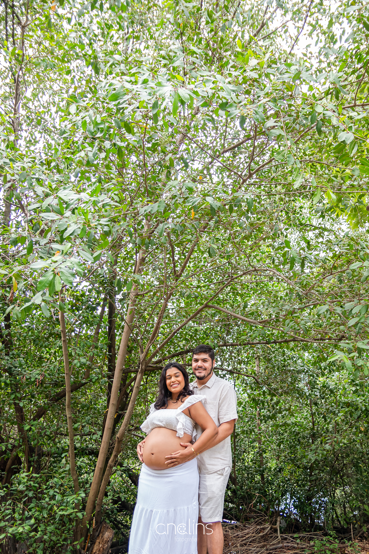 Casal no ensaio gestante no parque