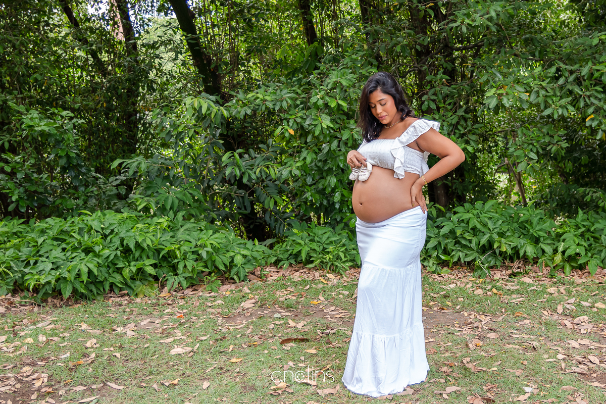 sapatinho na barriga em ensaio gestante