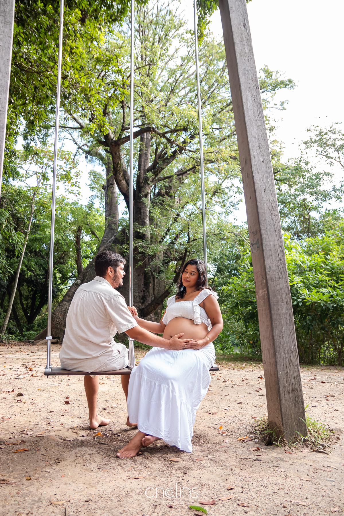 casal no balanço no jardim do Baobá