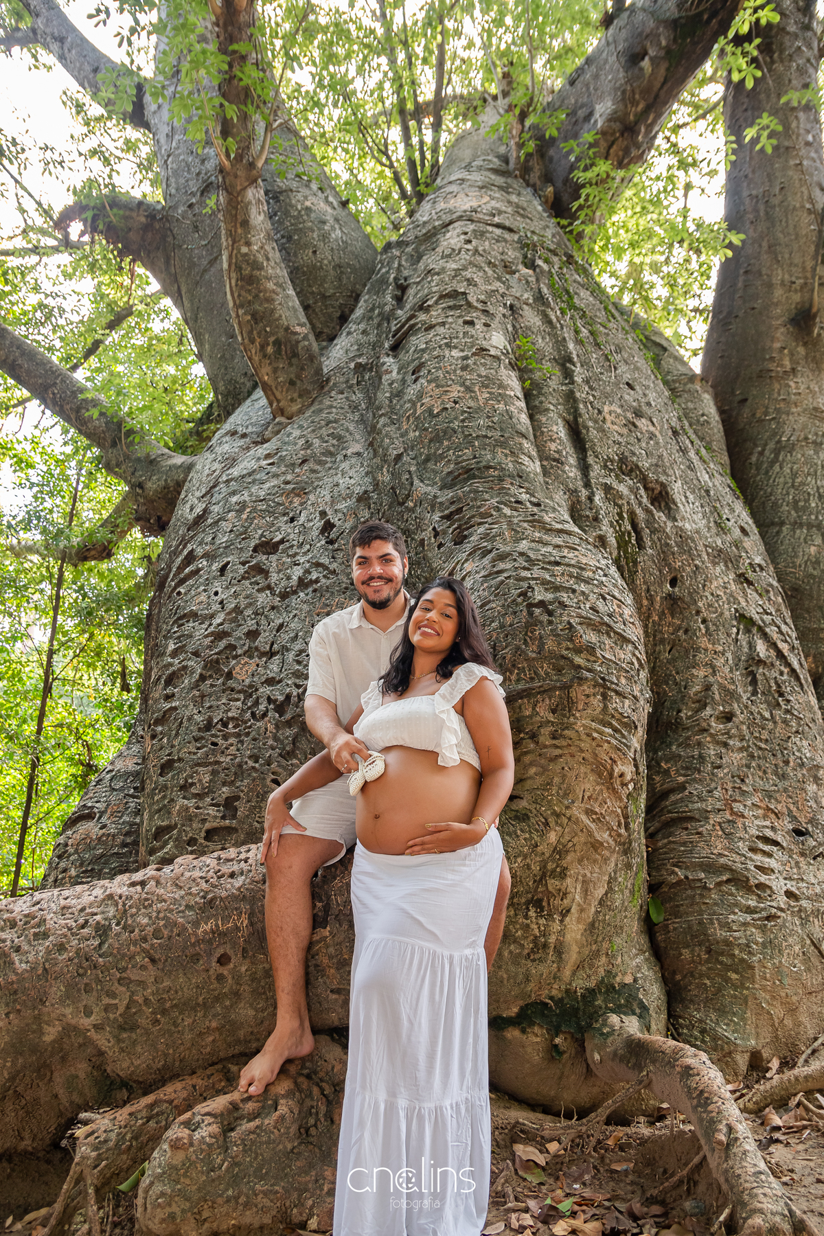 Casal posando no jardim Baobá