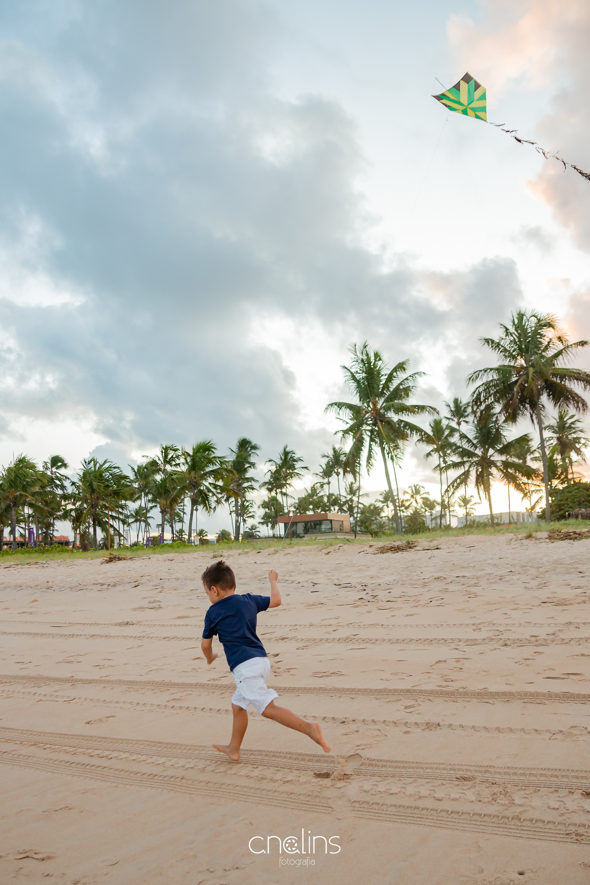 criança brincando na beira mar da praia do Paiva