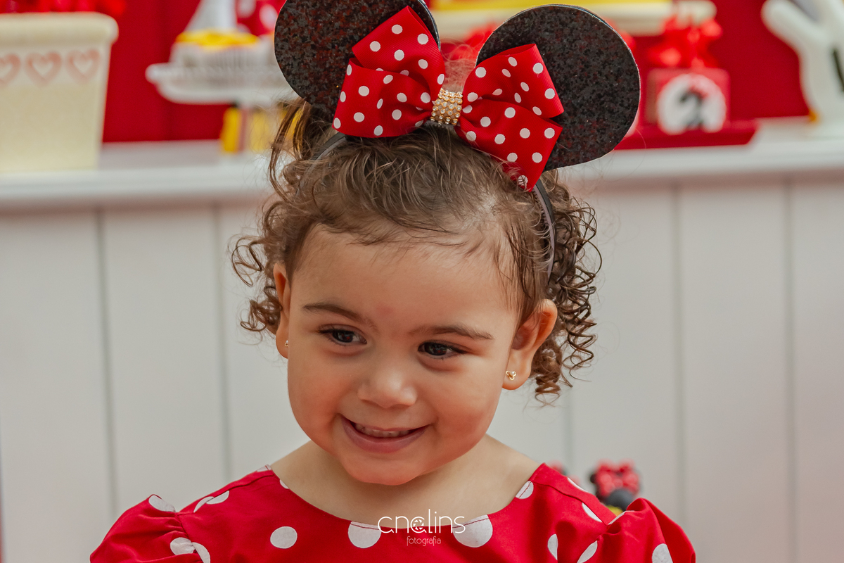 criança sorrindo em festa infantil