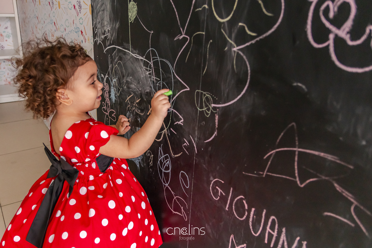 Aniversário infantil, Recife, criança escrevendo no quadro