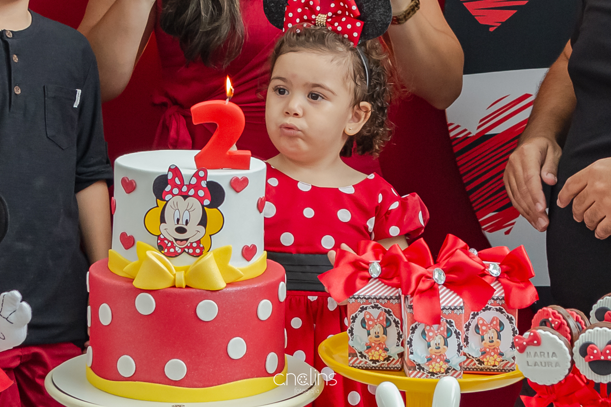 criança soprando a vela