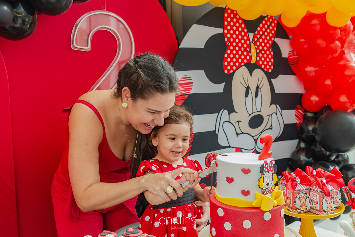 partindo o bolo da minnie