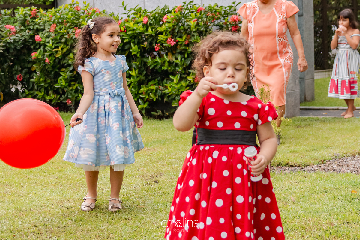 crianças e bolinha de sabão em festa infantil