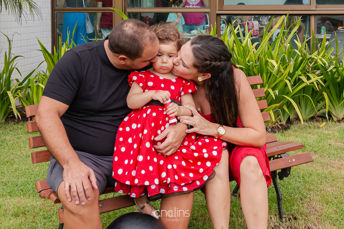 aniversariante com os pais na festa infantil
