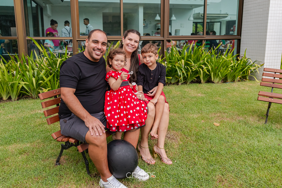 aniversariante e família no aniversário da minnie em Recife