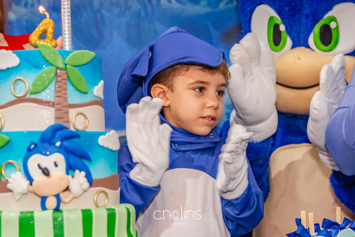aniversariante com roupa do sonic