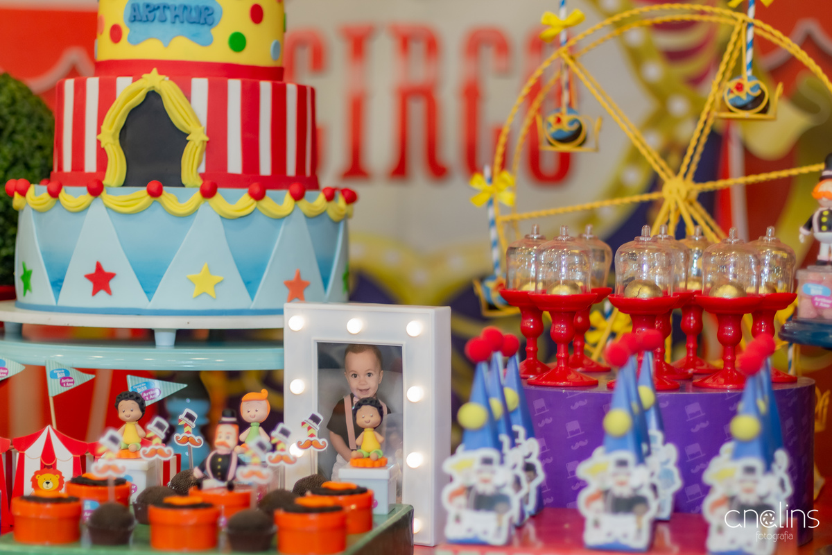 Enfeitas da mesa no tema circo