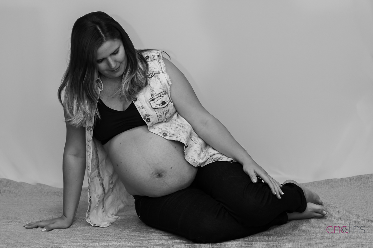 foto gestante em estúdio em casa