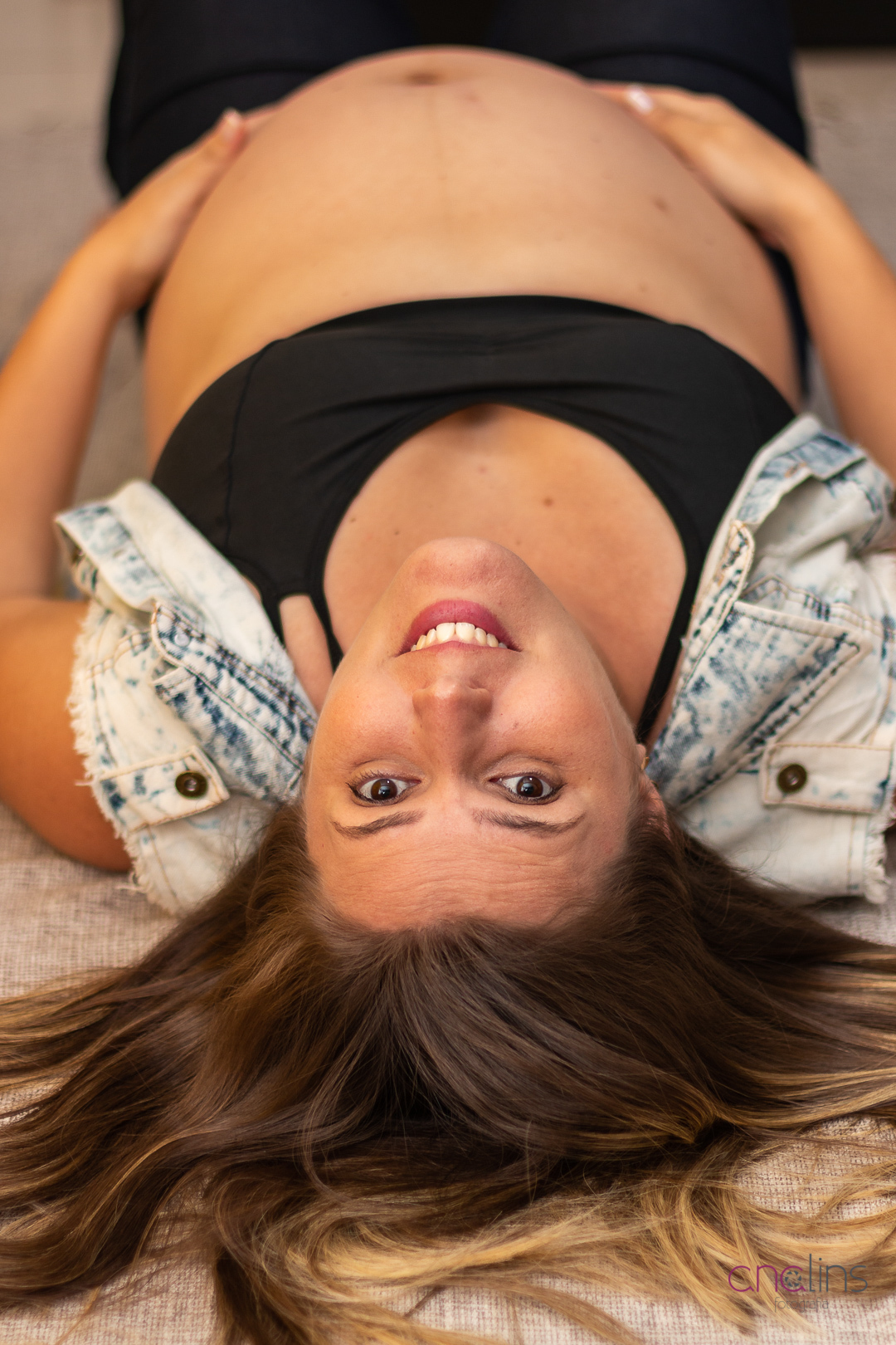 foto gestante na cama de casa