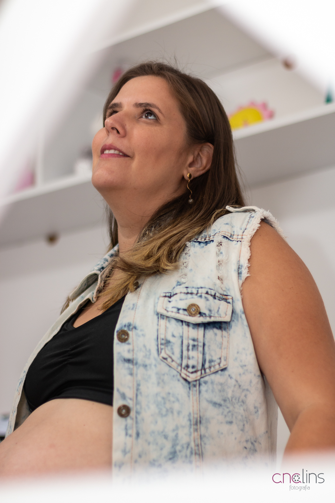 foto gestante no quartinho do bebê