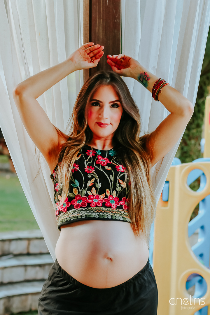 Grávida no Hotel Amoaras em Maria Farinha-PE.
Foto no jardim do hotel.