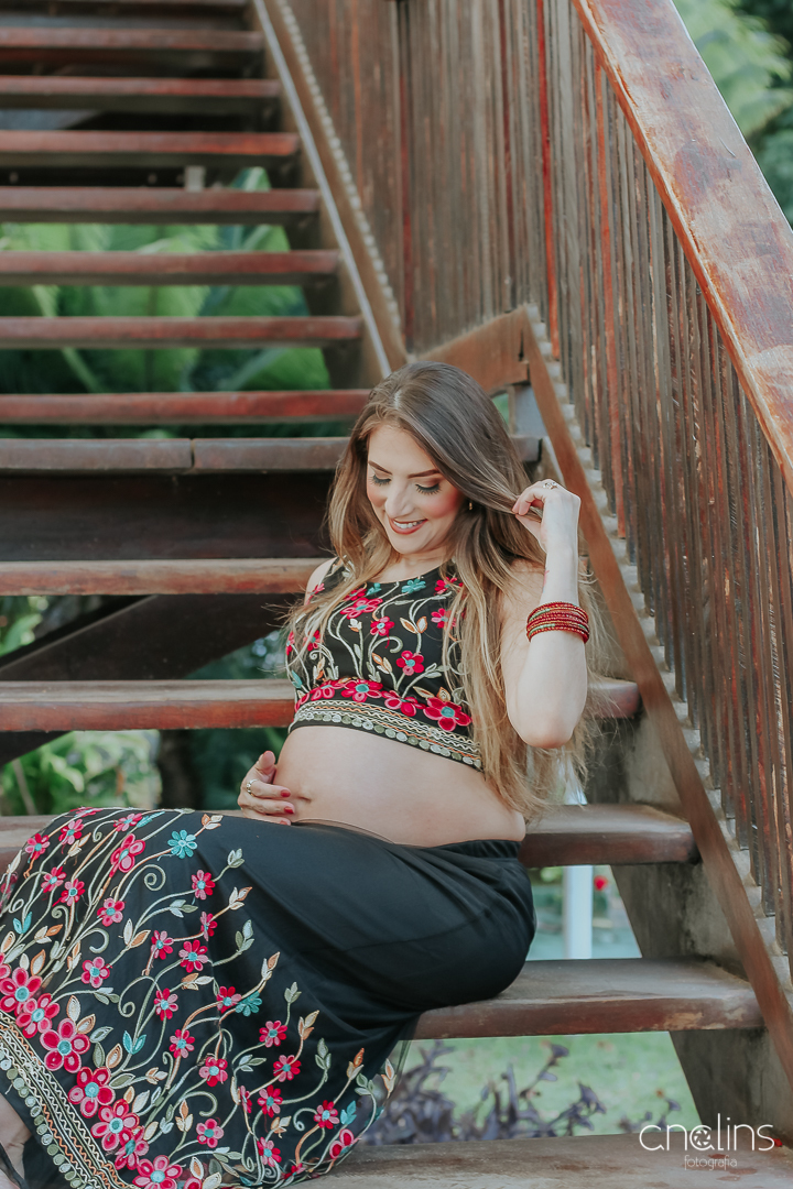 Ensaio gestante no Hotel Amoaras em Maria Farinha-PE.
Foto na escadaria do hotel.