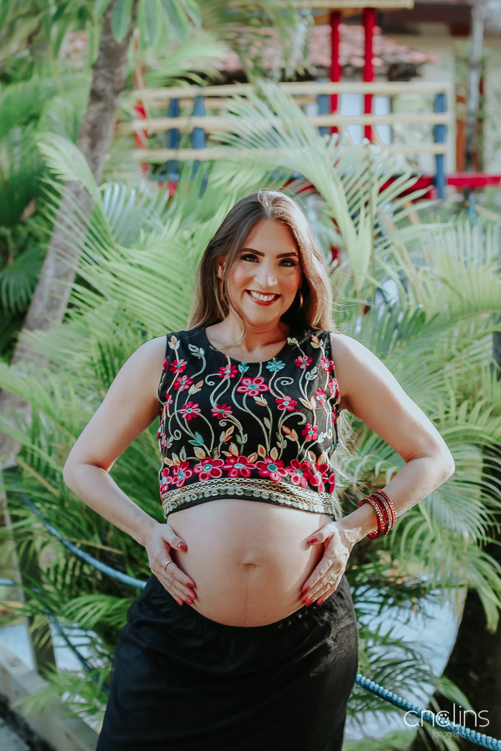 Ensaio gestante no Hotel Amoaras em Maria Farinha-PE.
Foto no jardim do hotel.