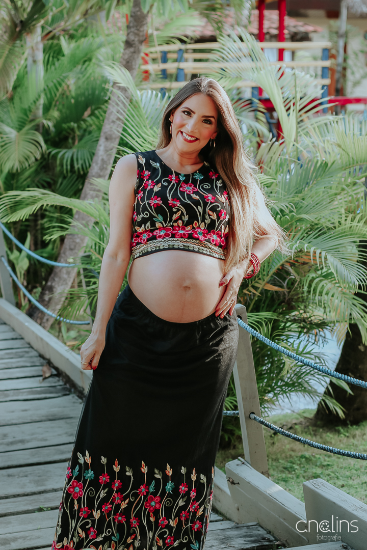 Ensaio gestante no Hotel Amoaras em Maria Farinha-PE.
Foto no jardim do hotel.