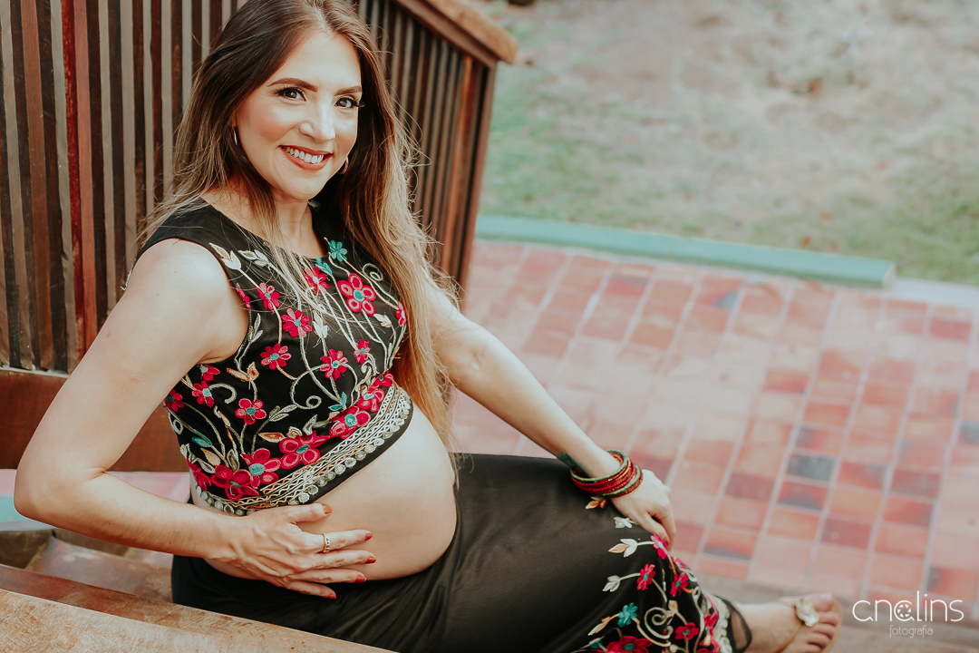 Ensaio gestante no Hotel Amoaras em Maria Farinha-PE.
Foto na escada do hotel.