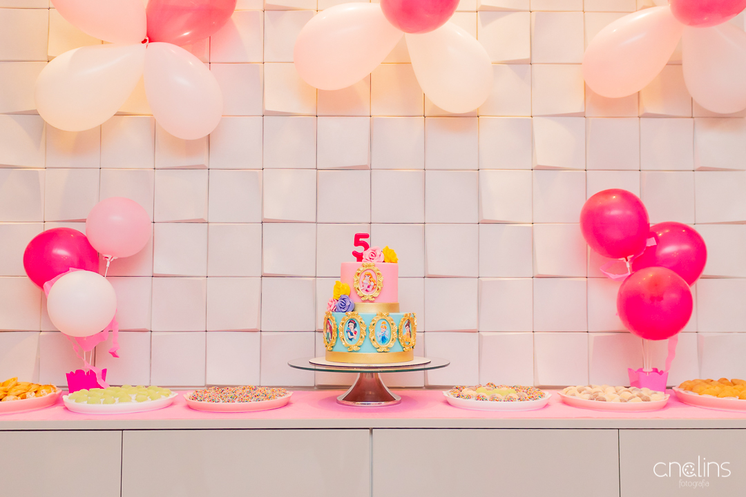 Bolo e docinhos para os príncipes e princesas