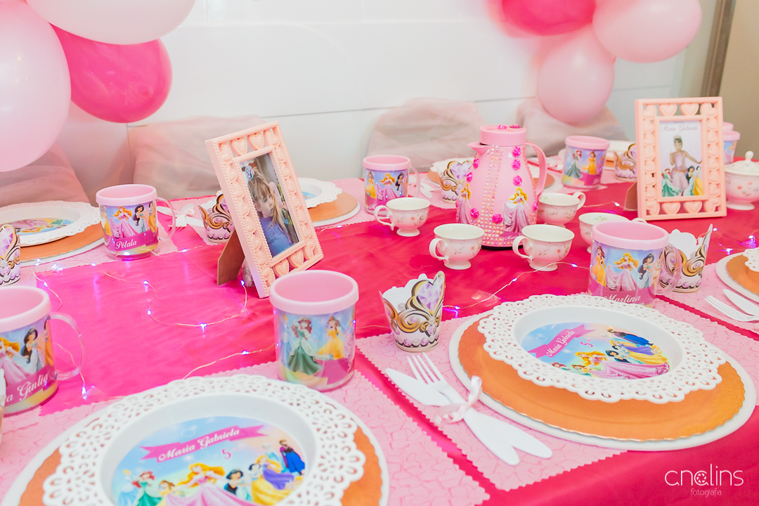 Mesa posta para o chá das princesas