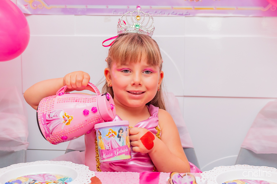 A princesa Gabi no chá da tarde