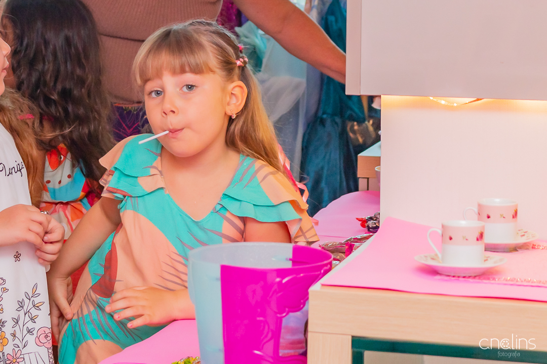 Se divertindo na festinha em casa