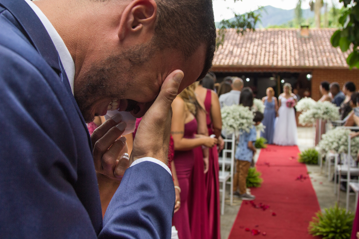 Noivo emocionado