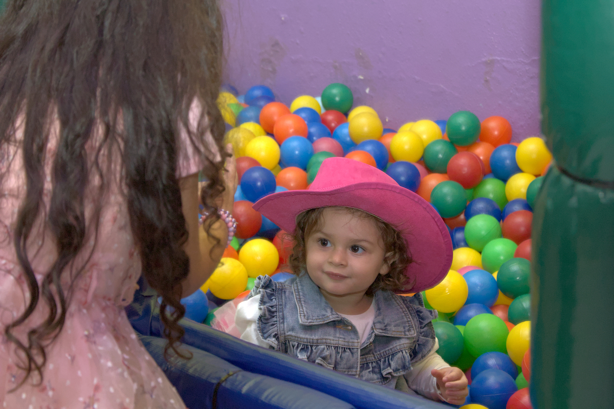 Bebê na psicina de bolinhas