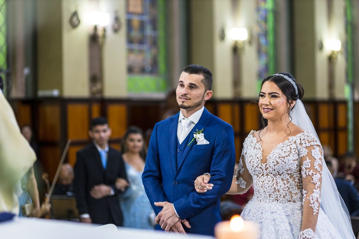As melhores ideias e inspirações criativas de fotos de casamento momento da cerimônia na Capela Regina Mundi - SP