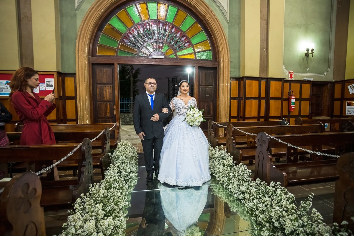As melhores ideias e inspirações criativas de fotos de casamento momento da cerimônia na Capela Regina Mundi - SP