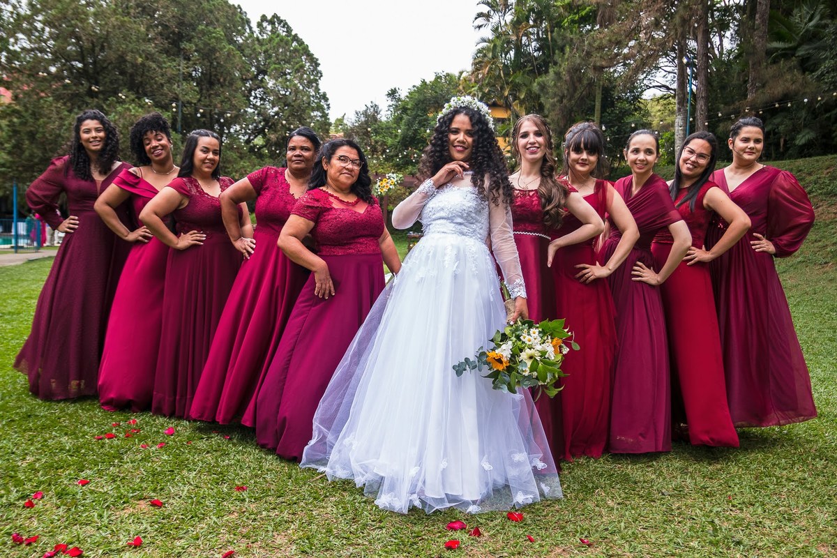 As melhores ideias e inspirações criativas de fotos da noiva com os padrinhos no Sítio Bambuzal
