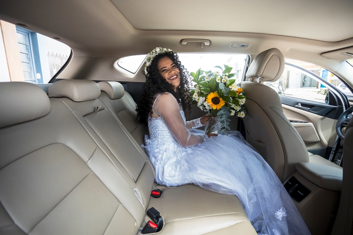 As melhores ideias e inspirações criativas do making of da noiva dentro do carro indo para  o Sítio Bambuzal