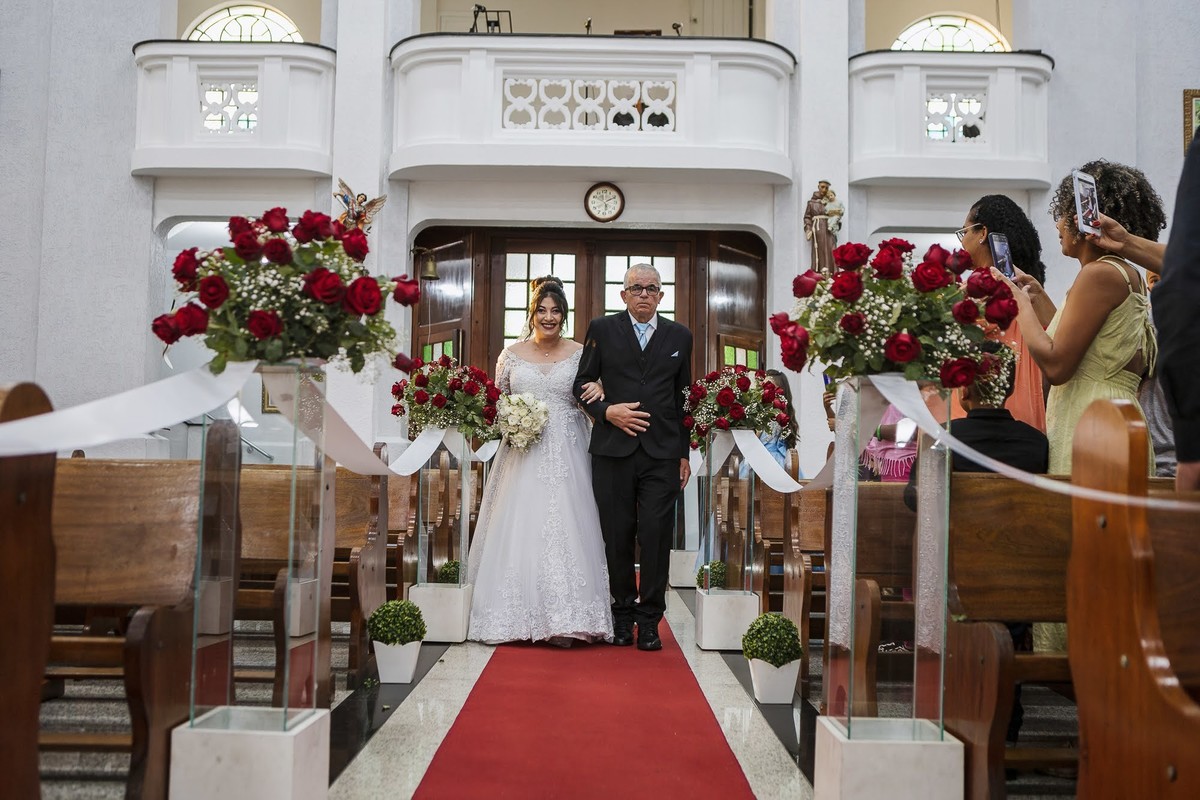 As melhores ideias e inspirações criativas de fotos de casamento da entrada da noiva na igreja Paróquia São Judas Tadeu em Itapevi