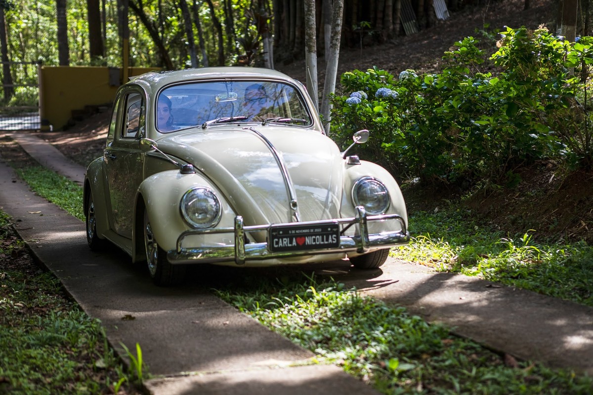 As melhores ideias e inspirações criativas de fotos de casamento momento da entrada da noiva em um fusca charmoso na Chácara