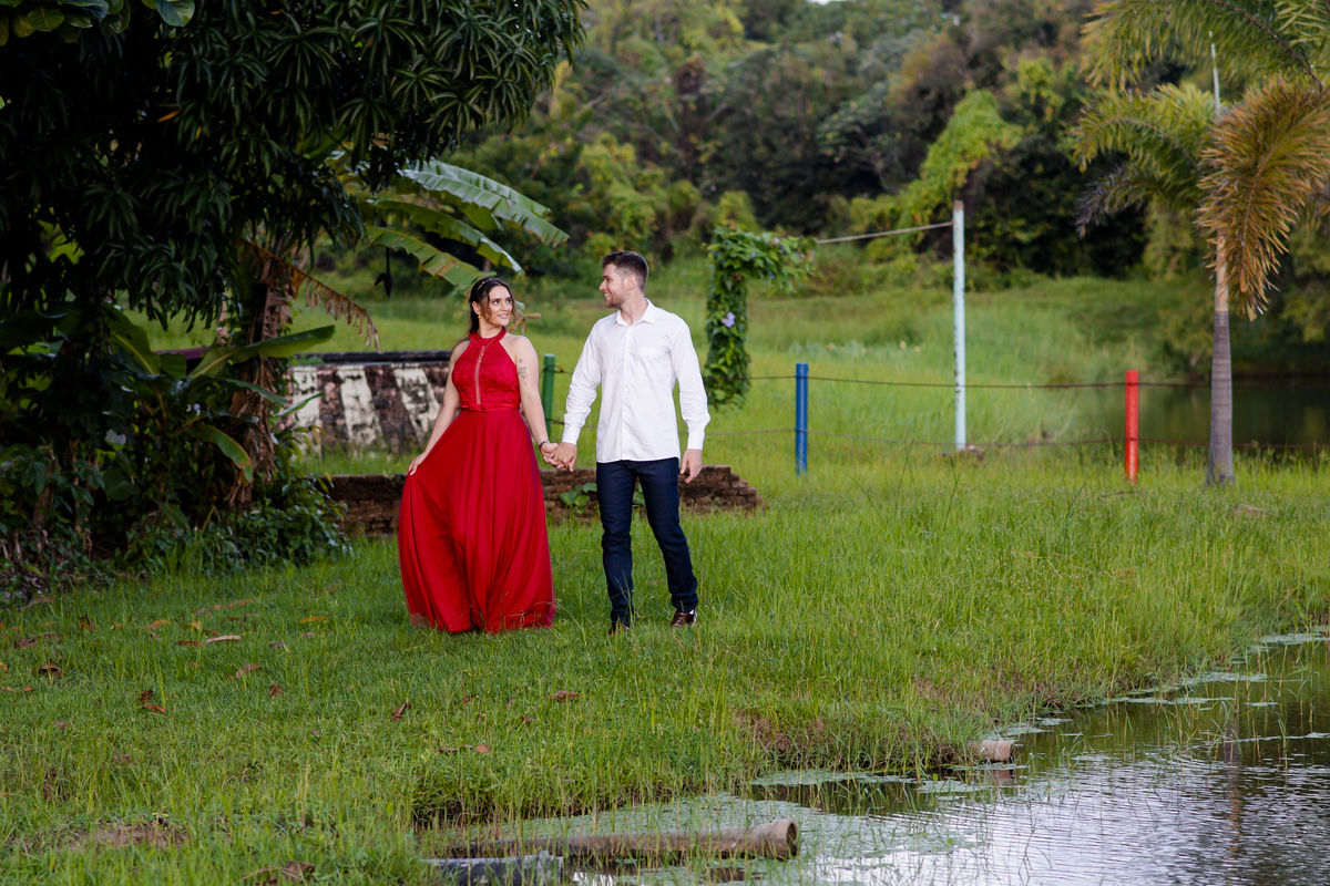 Ensaio noivos no campo