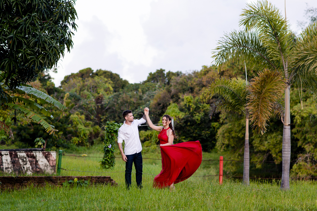 Ensaio noivos no campo