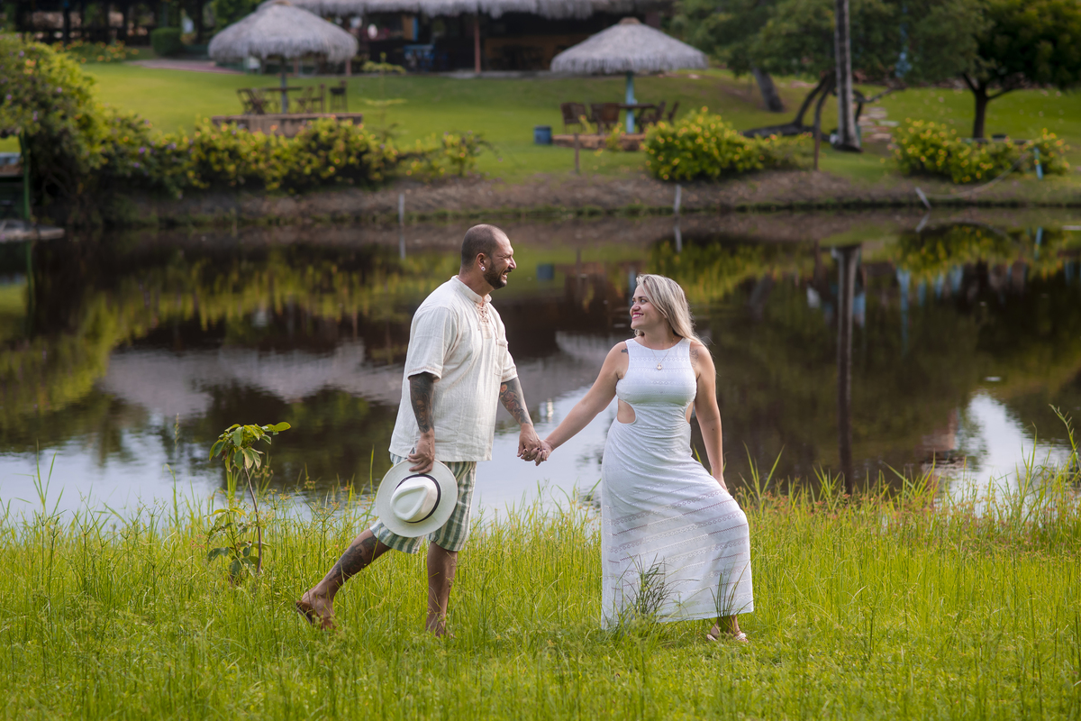 Ensaio fotográfico noivos no campo