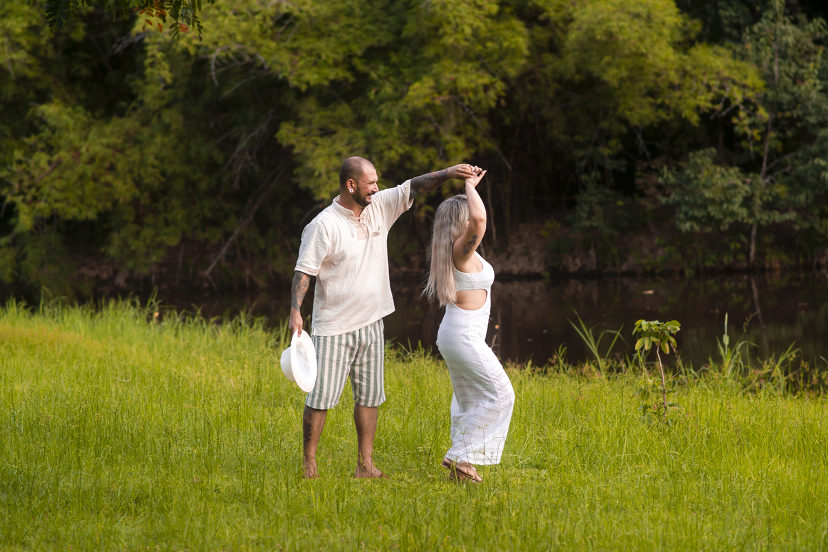Ensaio fotográfico noivos no campo