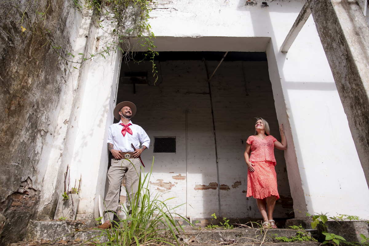 Ensaio fotográfico noivos no campo