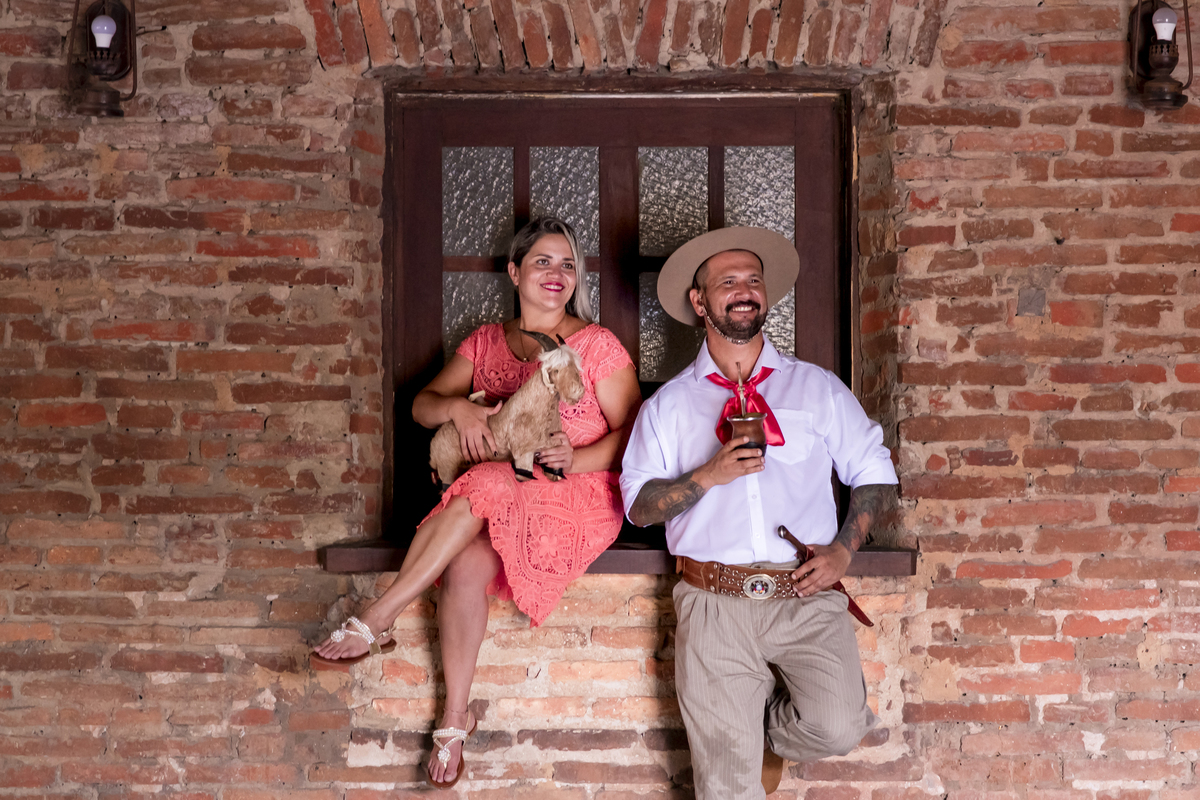 Ensaio fotográfico noivos no campo