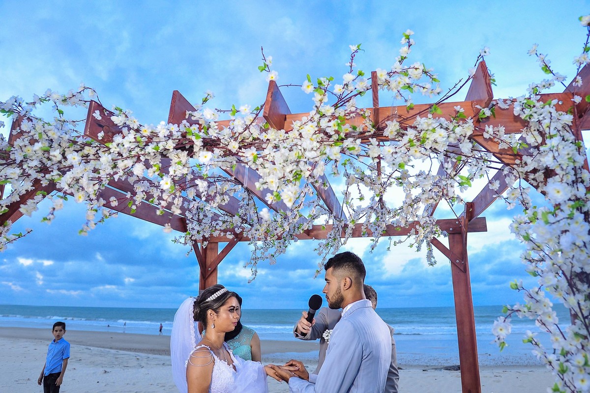 noivos na praia