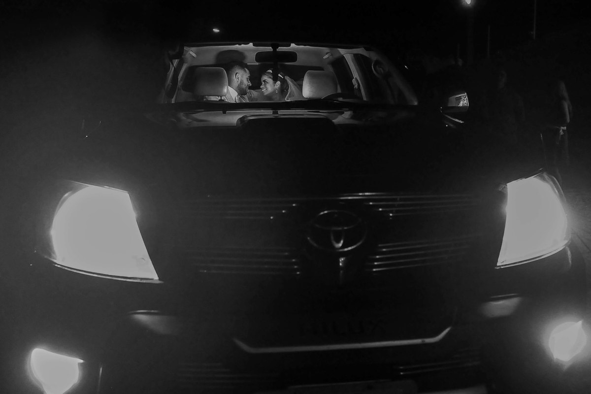Noivos no carro