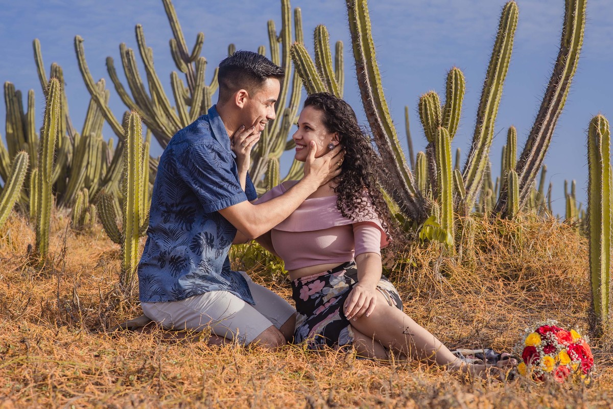casal de noivos no campo