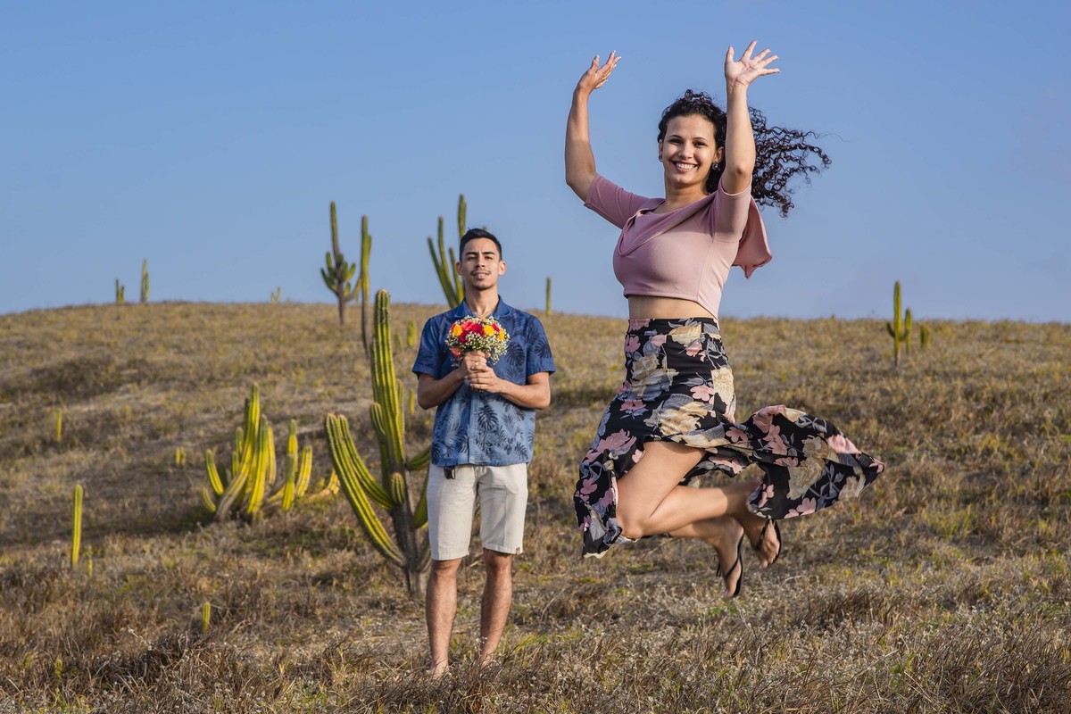 sessão de fotos noivos no campo