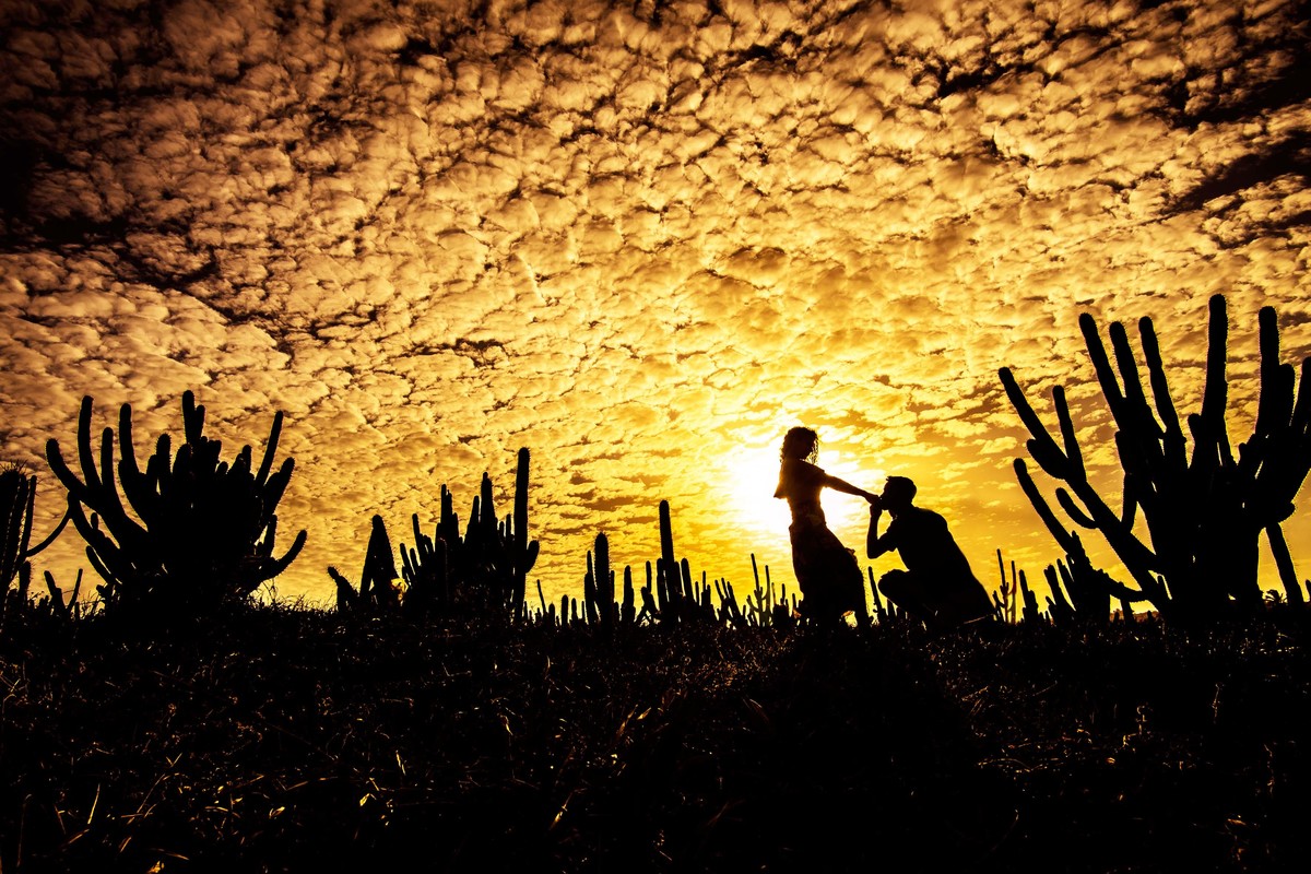 ensaio de foto noivos na praia no por do sol