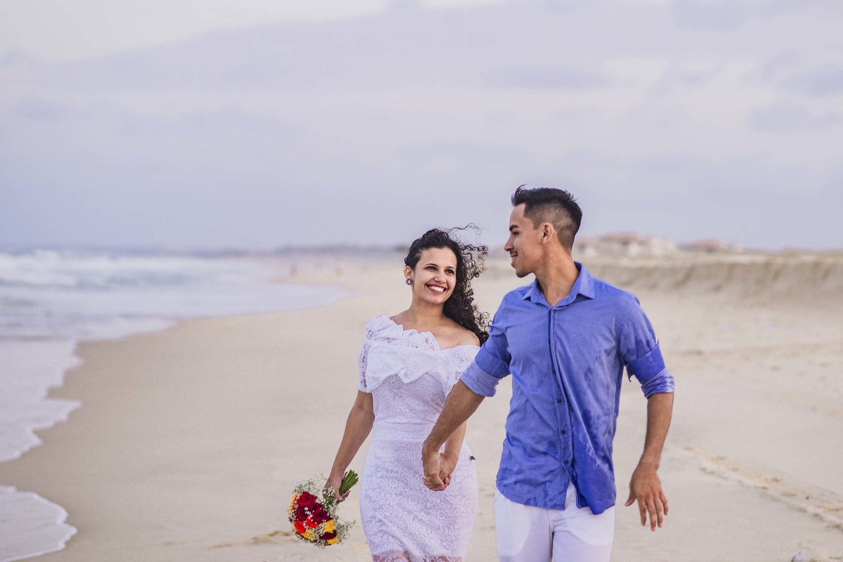 Sessão de fotos na praia de noivos