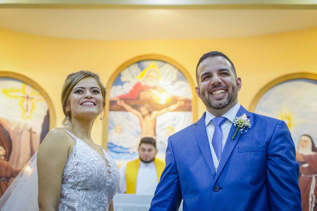 Os noivos em fortaleza na igreja