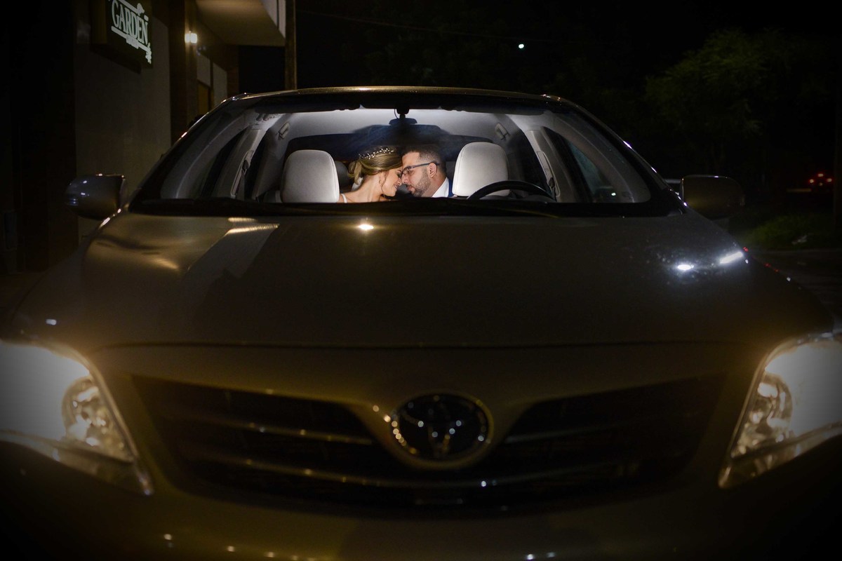 Noivos no carro